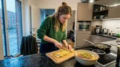Salat „Ministerski“: der Fleischsalat mit Eierpfannkuchen, der jedes Buffet aufwertet