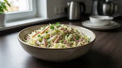 Dnestr-Salat in 5 Minuten: das schnelle Rezept mit Pekinkohl, Wurst und Erbsen