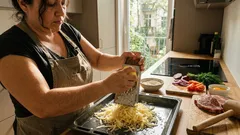 Geriebene Kartoffeln unten: so wird Schweinenacken vom Blech besonders saftig