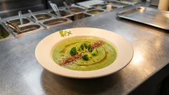 Cremige Brokkolisuppe mit Leinsamen – schnell gemacht und schön nussig