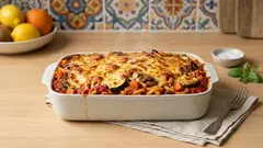 Vegetarischer Makkaroni-Gemüse-Auflauf: fruchtige Tomatensauce, goldene Käsekruste