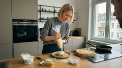 Crêpe-Pfannkuchen als Dessert: rezept mit fluffiger Frischkäse-Butter-Creme