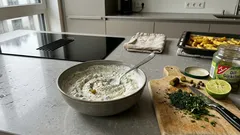 Joghurt-Tartar in 10 minuten: der leichte Dip mit Gurke, Kräutern und Zitrone