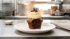 Eierlikör-Cupcakes: saftige Schoko-Muffins mit Frischkäse-Frosting (ideal zu Ostern)