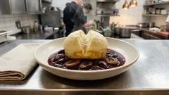 Dampfnudeln mit Zwetschgensauce – gelingsicher aus der Pfanne mit zarter Kruste